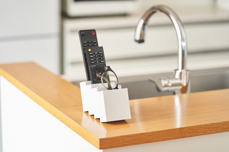 il porta telecomando Remococo è ideale anche per occhiali, orologi, cinture arrotolate e altri oggetti che usi spesso